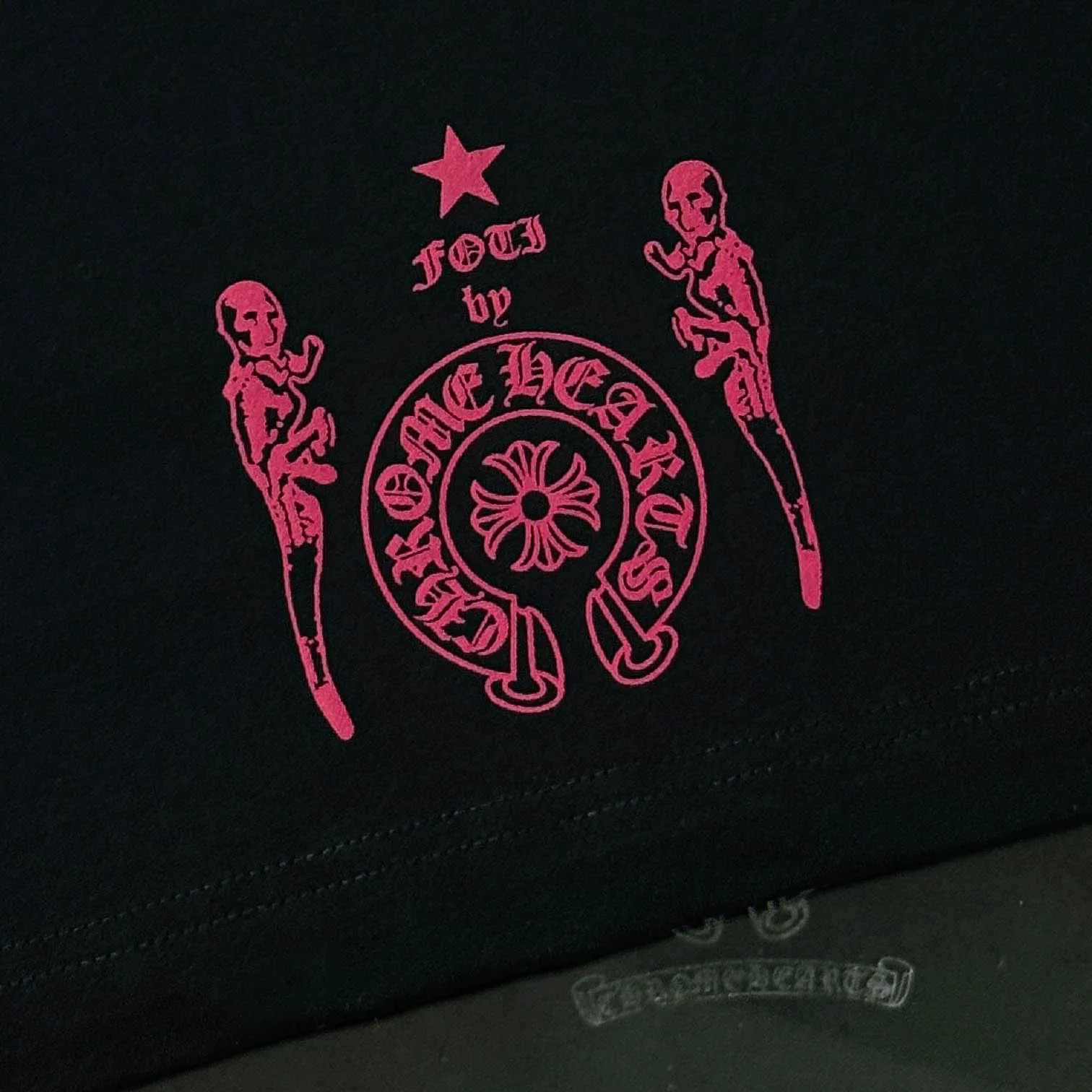 P170 Chrome Hearts Chrome Hearts 25 high version. The fabric is made of 300 grams of high-density pure cotton. It does not deform or shrink. It has three labels. It is the same style for men and women. Technology: suede foam printing. Color: white, black. SIZE: S-XL.